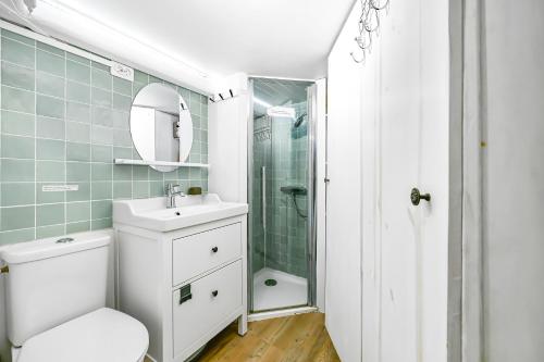 une salle de bain avec toilettes, lavabo et douche dans l'établissement Chambre cosy dans petit loft, à Paris