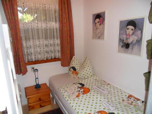 クックスハーフェンにあるFerienhaus von Bargenの小さなベッドルーム(小さなベッド1台、窓付)