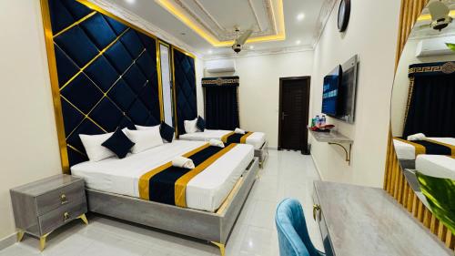 Ένα ή περισσότερα κρεβάτια σε δωμάτιο στο Hotel Breezy Lahore