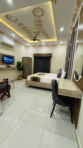 Μια τηλεόραση ή/και κέντρο ψυχαγωγίας στο Hotel Breezy Lahore
