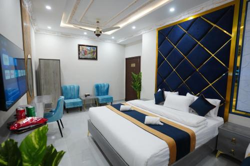 Ένα ή περισσότερα κρεβάτια σε δωμάτιο στο Hotel Breezy Lahore