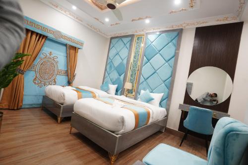 Ένα ή περισσότερα κρεβάτια σε δωμάτιο στο Hotel Breezy Lahore