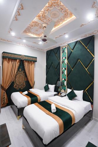 Ένα ή περισσότερα κρεβάτια σε δωμάτιο στο Hotel Breezy Lahore