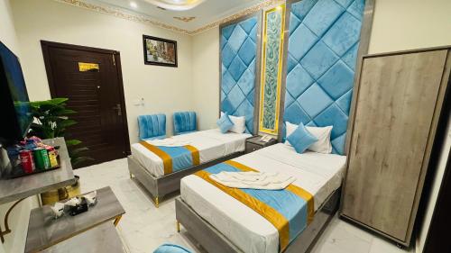 Ένα ή περισσότερα κρεβάτια σε δωμάτιο στο Hotel Breezy Lahore