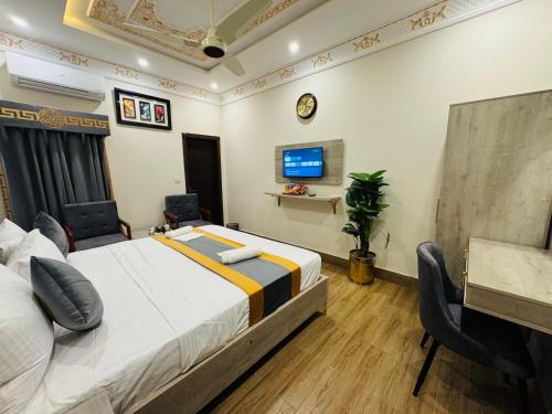 Μια τηλεόραση ή/και κέντρο ψυχαγωγίας στο Hotel Breezy Lahore
