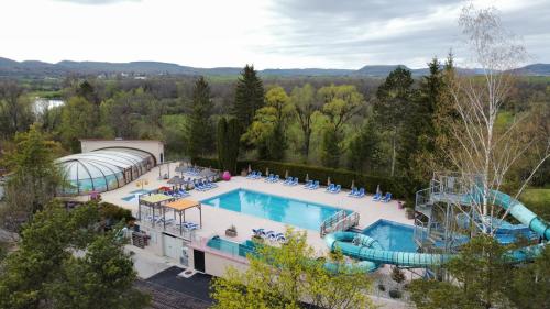 - une vue sur la grande piscine dans l'établissement Gîte du Tram, à Patornay