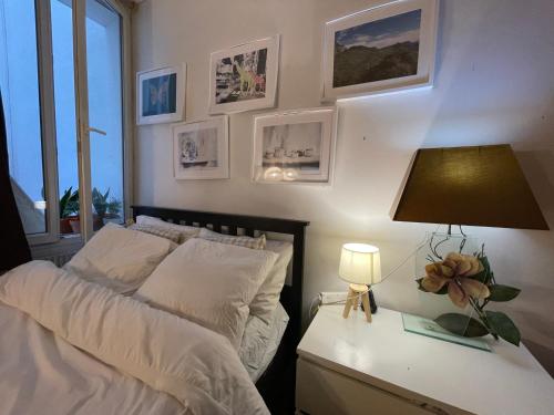 une chambre avec un lit et une table avec une lampe dans l'établissement Appartement meublé Paris 10e arrondissement, à Paris