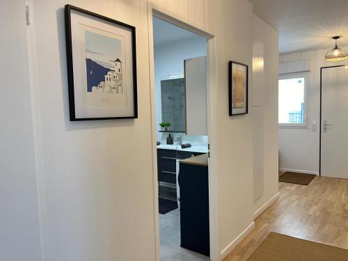 un couloir menant à une cuisine avec un miroir dans l'établissement Le Passage - Disneyland Paris - Louez L'Esprit Libre !, à Chessy