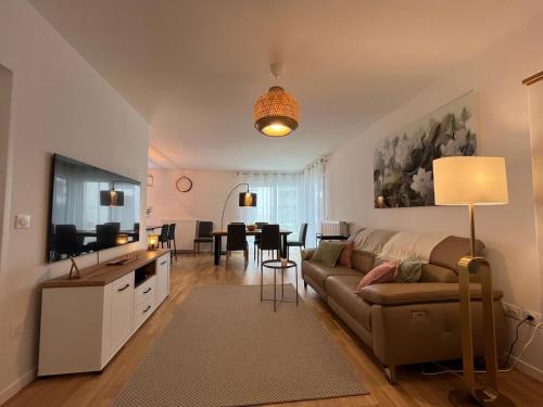 un salon avec un canapé et une table dans l'établissement Le Passage - Disneyland Paris - Louez L'Esprit Libre !, à Chessy