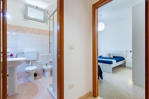 een badkamer met een toilet, een wastafel en een spiegel bij Appartamento Bellariva B1-MyHo Casa in Porto San Giorgio