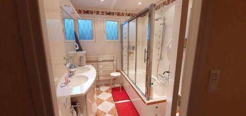 une salle de bain avec une baignoire, un lavabo et une douche dans l'établissement Minoury, à Mandelieu-la-Napoule