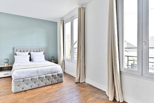 - une chambre blanche avec un lit et de grandes fenêtres dans l'établissement Peaceful Apartment next to Paris Gagny - II, à Gagny