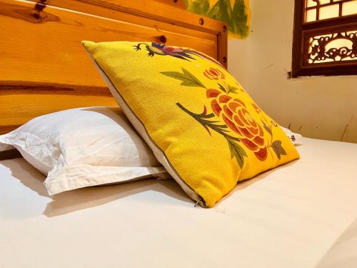 Katil atau katil-katil dalam bilik di Shangri-La Chudengshuo Homestay楚登硕民宿