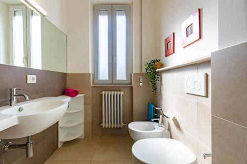A bathroom at Appartamento Bellariva B2 - MyHo Casa