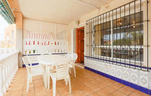 ein Esszimmer mit einem weißen Tisch und Stühlen in der Unterkunft Pet Friendly Home In Los Alcazares in Los Alcázares