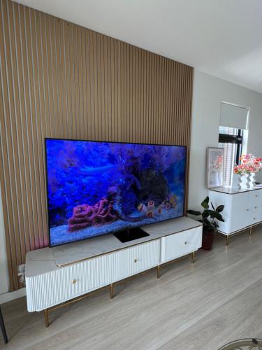 Una televisión o centro de entretenimiento en Luxury Apartment with Panoramic Views