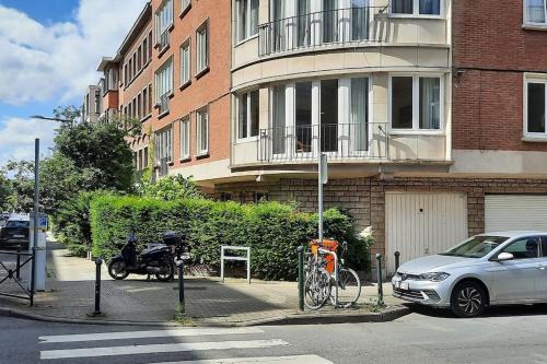 een auto geparkeerd op een straat voor een gebouw bij Très belle appartement proche du centre de Bruxelles in Brussel