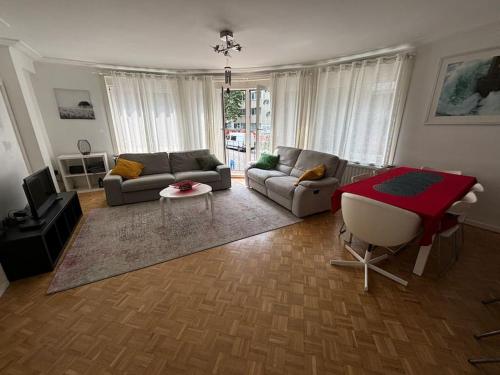 een woonkamer met een bank en een tafel bij Très belle appartement proche du centre de Bruxelles in Brussel