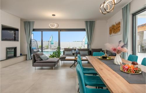 Istumisnurk majutusasutuses 4 Bedroom Beautiful Home In Rebici