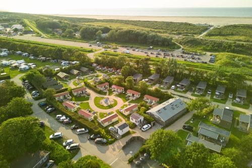 an aerial view of a parking lot with cars at RCN Vakantiepark Toppershoedje in Ouddorp
