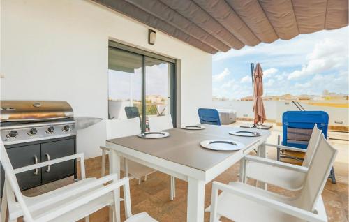 una sala da pranzo bianca con tavolo e sedie di Nice Apartment In Pilar De La Horadada a Pilar de la Horadada