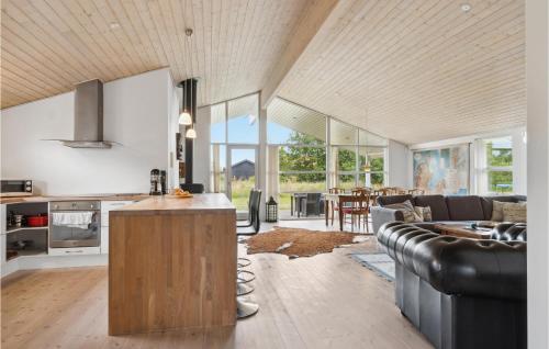 Η κουζίνα ή μικρή κουζίνα στο Pet Friendly Home In Saltum With Wifi