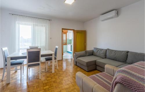 Χώρος καθιστικού στο 1 Bedroom Amazing Apartment In Funtana