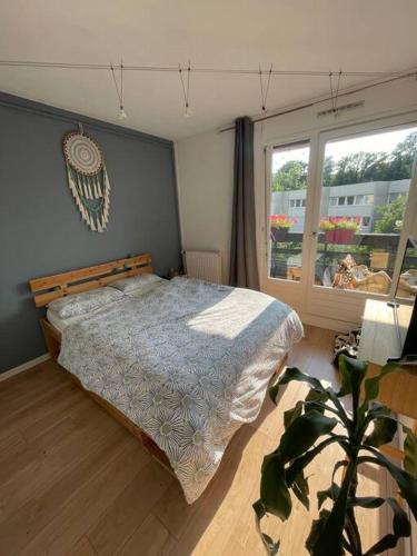 une chambre avec un lit et une grande fenêtre dans l'établissement Chez Tiffy - Family Friendly à Annecy, à Annecy