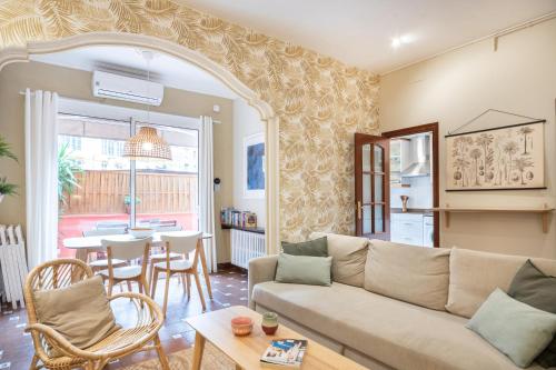Spacious & Sunny Apartment with Terrace in the city center