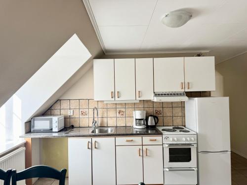 Kuchyň nebo kuchyňský kout v ubytování Spacious and cenral apartment