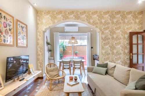 Spacious & Sunny Apartment with Terrace in the city center