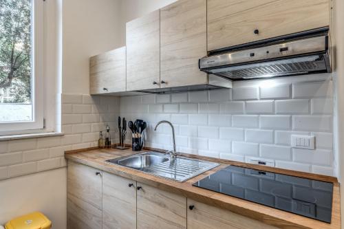 a kitchen with a sink and a microwave at V E N E R E Apartments in Rome