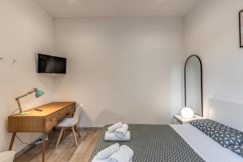 a bedroom with a desk and a bed and a bed and a desk at V E N E R E Apartments in Rome