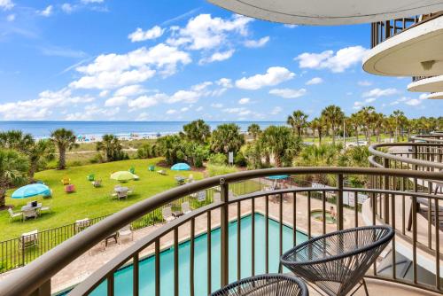 Bazén v ubytování Beachfront 1BR Condo in Myrtle Beach nebo v jeho okolí