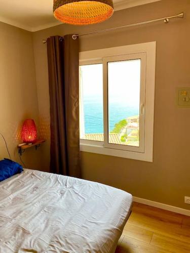 a bedroom with a bed and a window at El Valles Apartment sea view in Llança