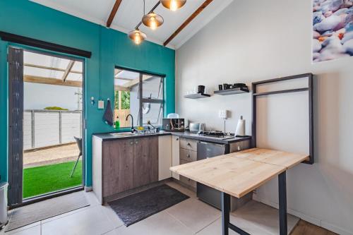 Η κουζίνα ή μικρή κουζίνα στο Hartenbos Breakaway - BeachHouse Cottage