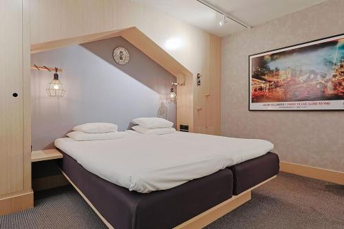 Hotel With Urban Deli Image