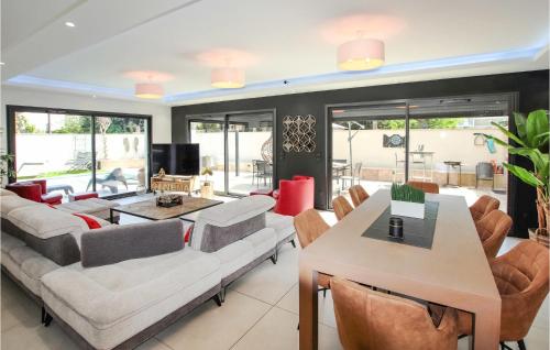 un salon avec un canapé et une table dans l'établissement Amazing Home In Avignon With Kitchen, à Avignon