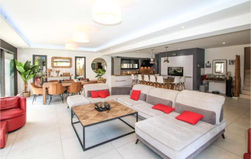 Χώρος καθιστικού στο Amazing Home In Avignon With Kitchen