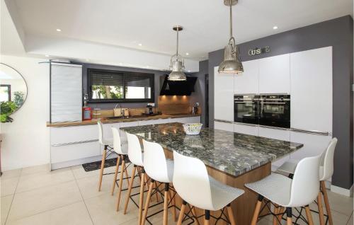 Gorgeous Home In Avignon