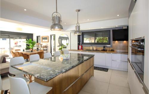 Gorgeous Home In Avignon