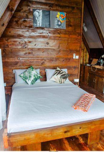 Ένα ή περισσότερα κρεβάτια σε δωμάτιο στο Cozy A-Frame Cabin Eco Stay by Nungwi Beach