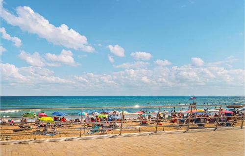 Awesome Apartment In Torrevieja With Wifi photo 16
