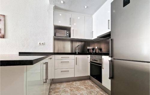 Awesome Apartment In Torrevieja With Wifi photo 6