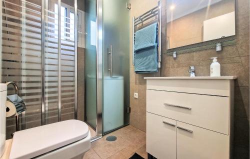 Awesome Apartment In Torrevieja With Wifi photo 11