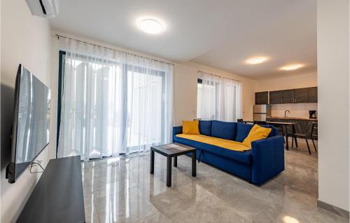 Televisyen dan/atau pusat hiburan di Cozy Apartment In Vir With Wifi