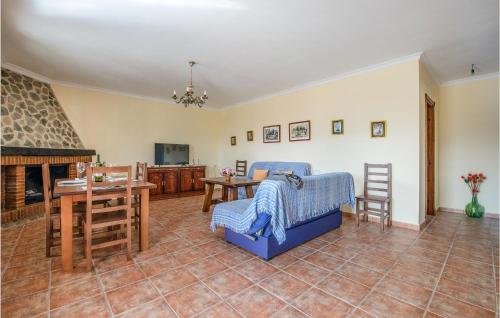 Μια τηλεόραση ή/και κέντρο ψυχαγωγίας στο Beautiful Home In Algodonales With Wifi