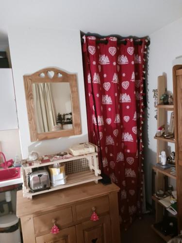 - un dressing avec un miroir et une commode dans l'établissement La dent d'Oche, à Bernex