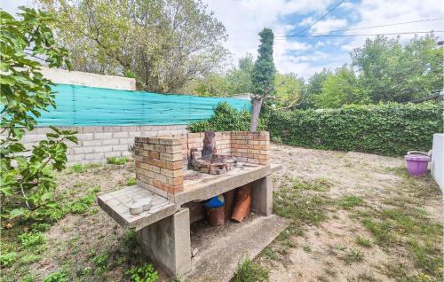 un horno de ladrillo sentado en la parte superior de un banco en 2 Bedroom Awesome Home In Marseillan, en Marseillan