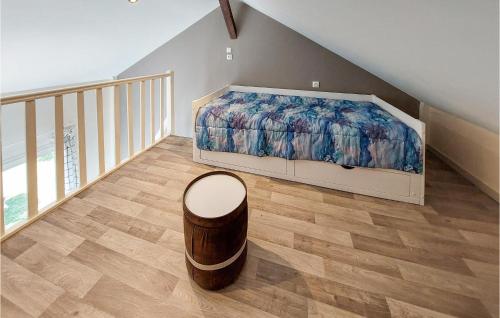 Una cama o camas en una habitación de Gorgeous Home In Molinet With Wifi